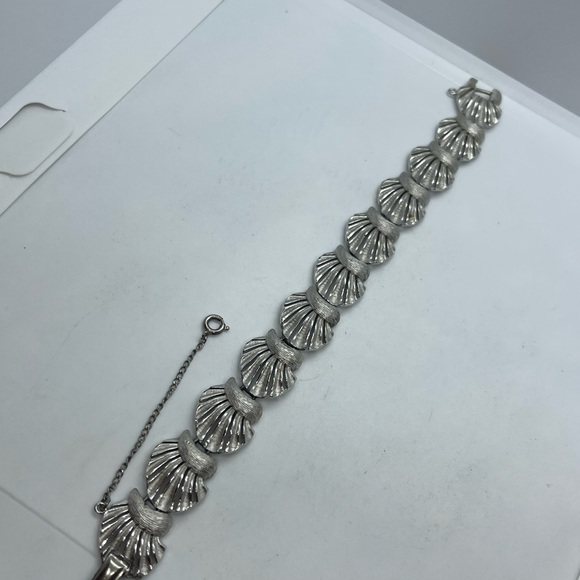 Puccini signed silver tone vintage shell shaped abstract bracelet - Picture 12 of 16
